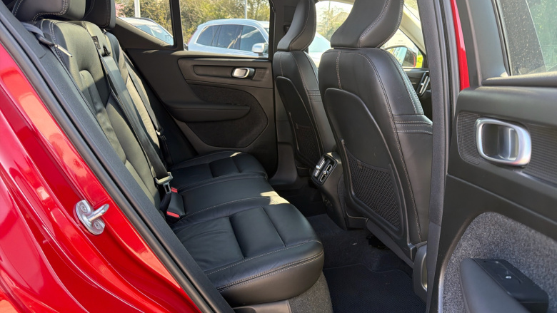 Volvo XC40 2.0 B4P Ultimate Dark 5dr Auto Petrol Estate